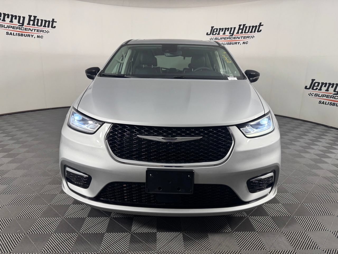 Used 2024 Chrysler Pacifica Limited FWD image 5