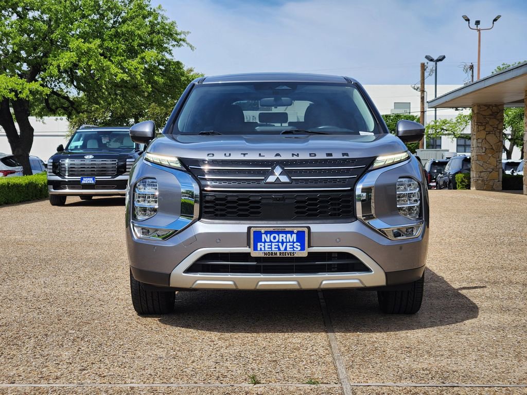 Used 2022 Mitsubishi Outlander SE image 2