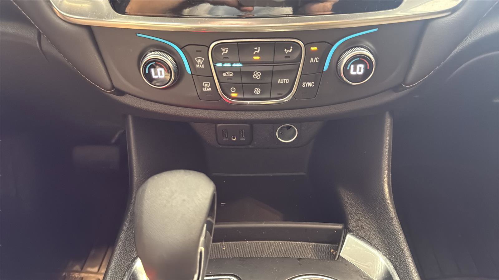 Used 2021 Chevrolet Traverse LS image 27