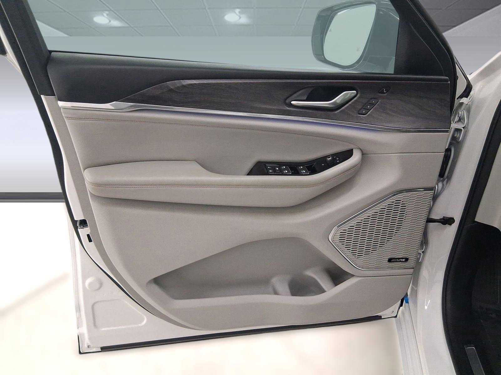 Used 2023 Jeep Grand Cherokee Overland w/ Adv Protech Group III image 12