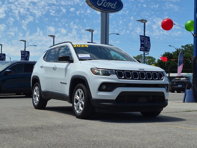 Used 2024 Jeep Compass Latitude AWD/4WD image 2