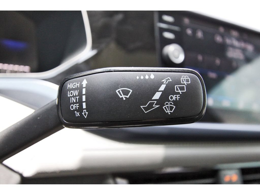 Used 2024 Volkswagen Taos SE w/ Panoramic Sunroof Package FWD image 18