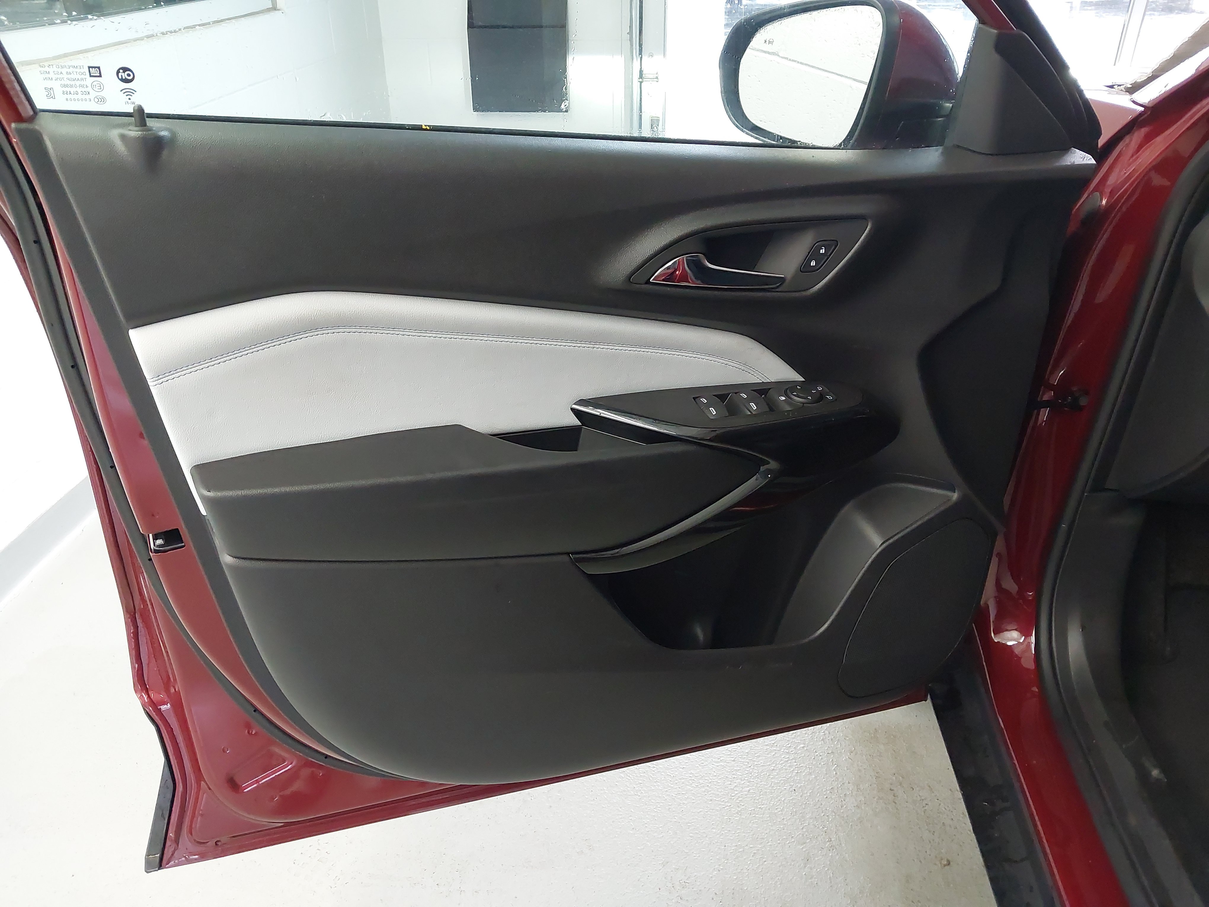 Used 2025 Chevrolet Trax LT w/ Driver Confidence Package FWD image 25