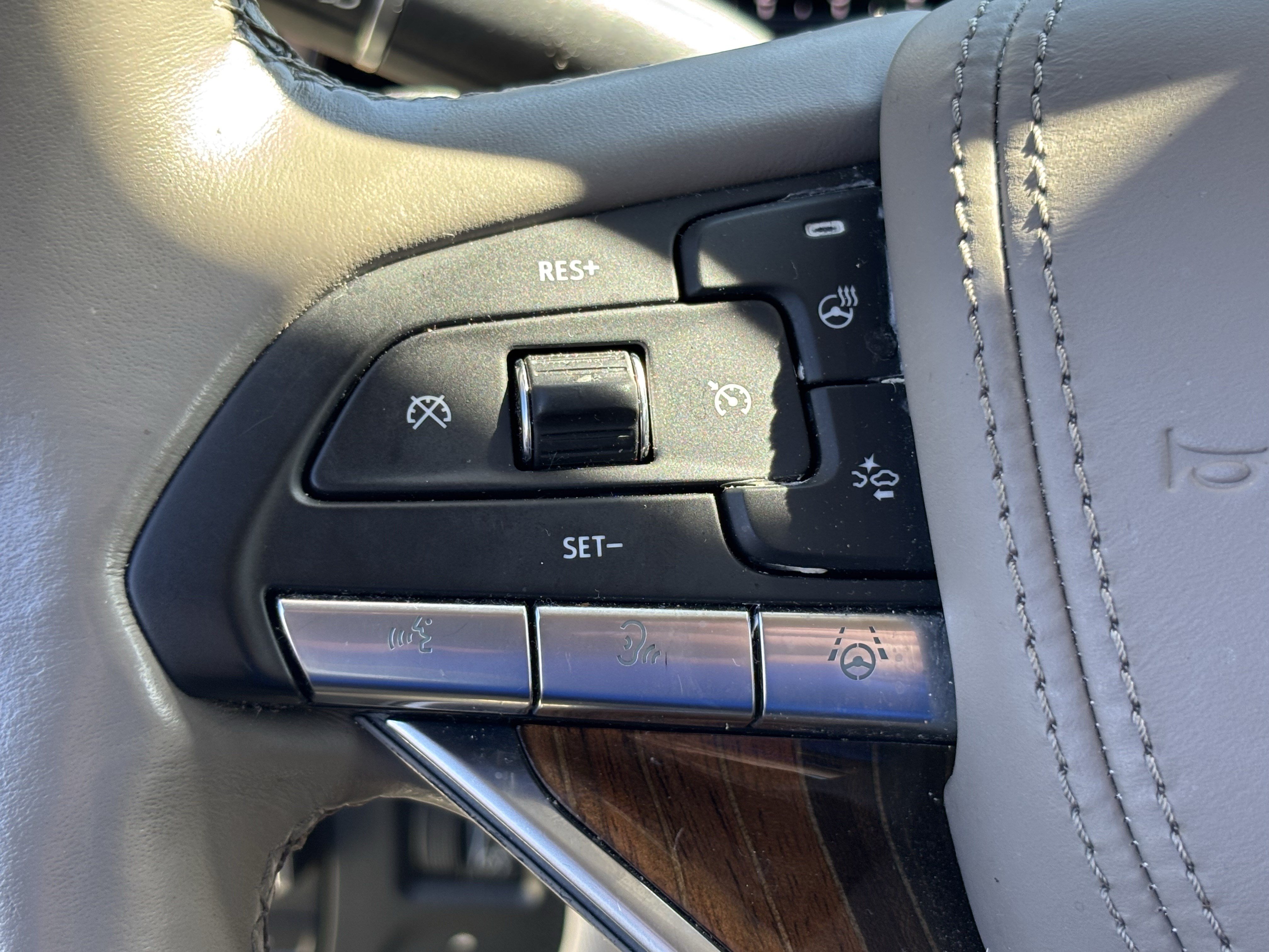 Used 2021 Cadillac Escalade Premium Luxury Platinum RWD image 17