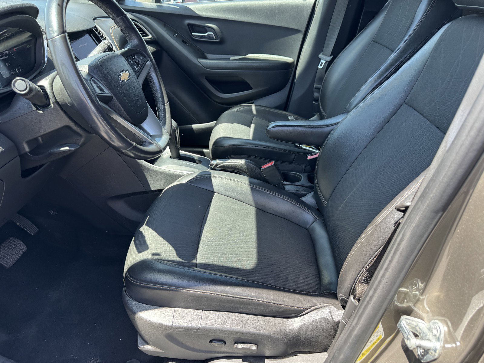 Used 2022 Chevrolet Trax LT w/ LT Convenience Package AWD/4WD image 13