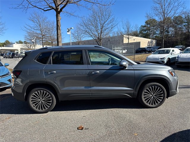 Used 2025 Volkswagen Taos SE image 8