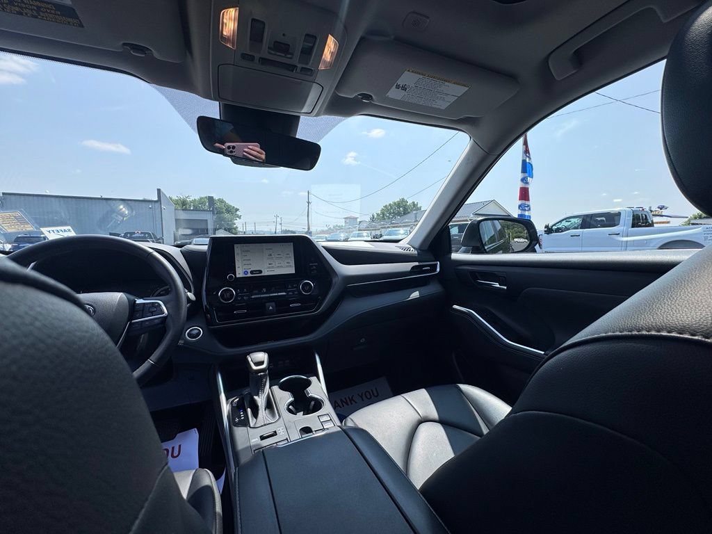 Used 2024 Toyota Highlander XLE AWD/4WD image 24