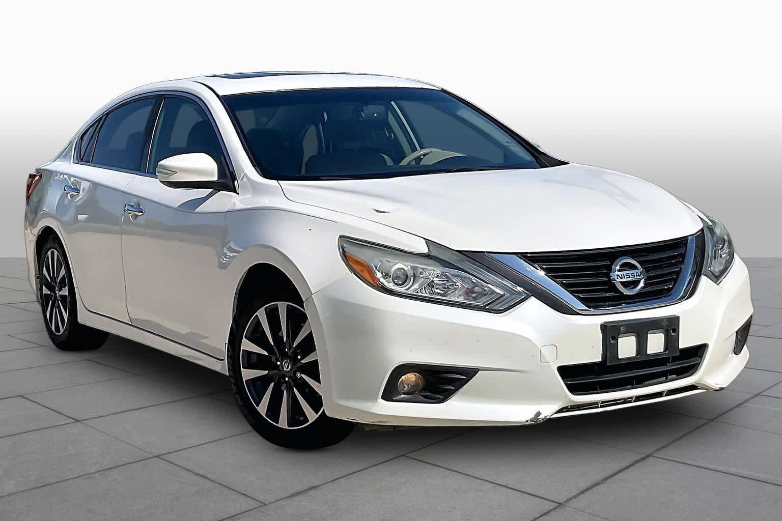 Used 2017 Nissan Altima 2.5 SV w/ Convenience Package FWD image 3