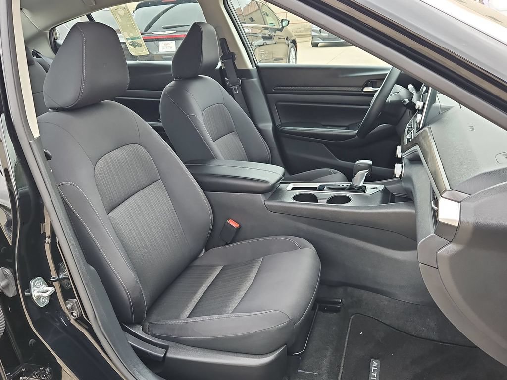 Used 2025 Nissan Altima 2.5 SV FWD image 31