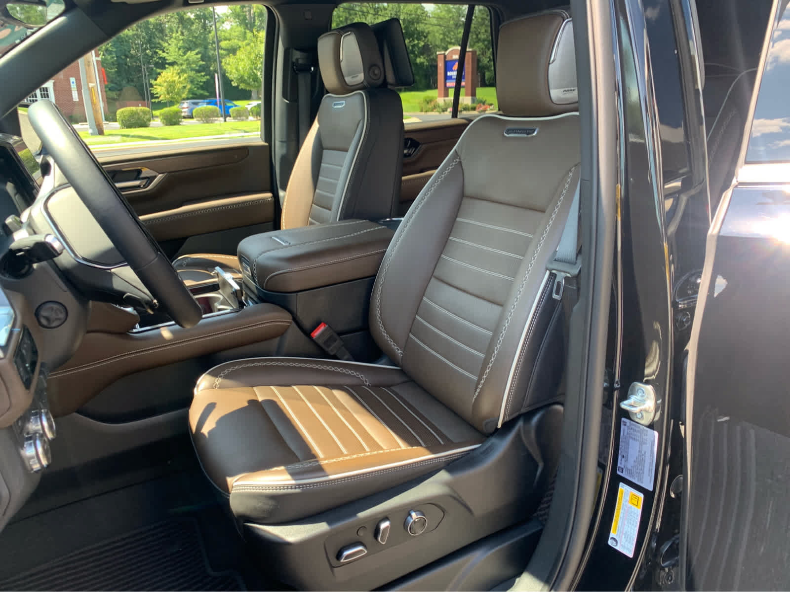 Used 2025 GMC Yukon Denali Ultimate AWD/4WD image 13