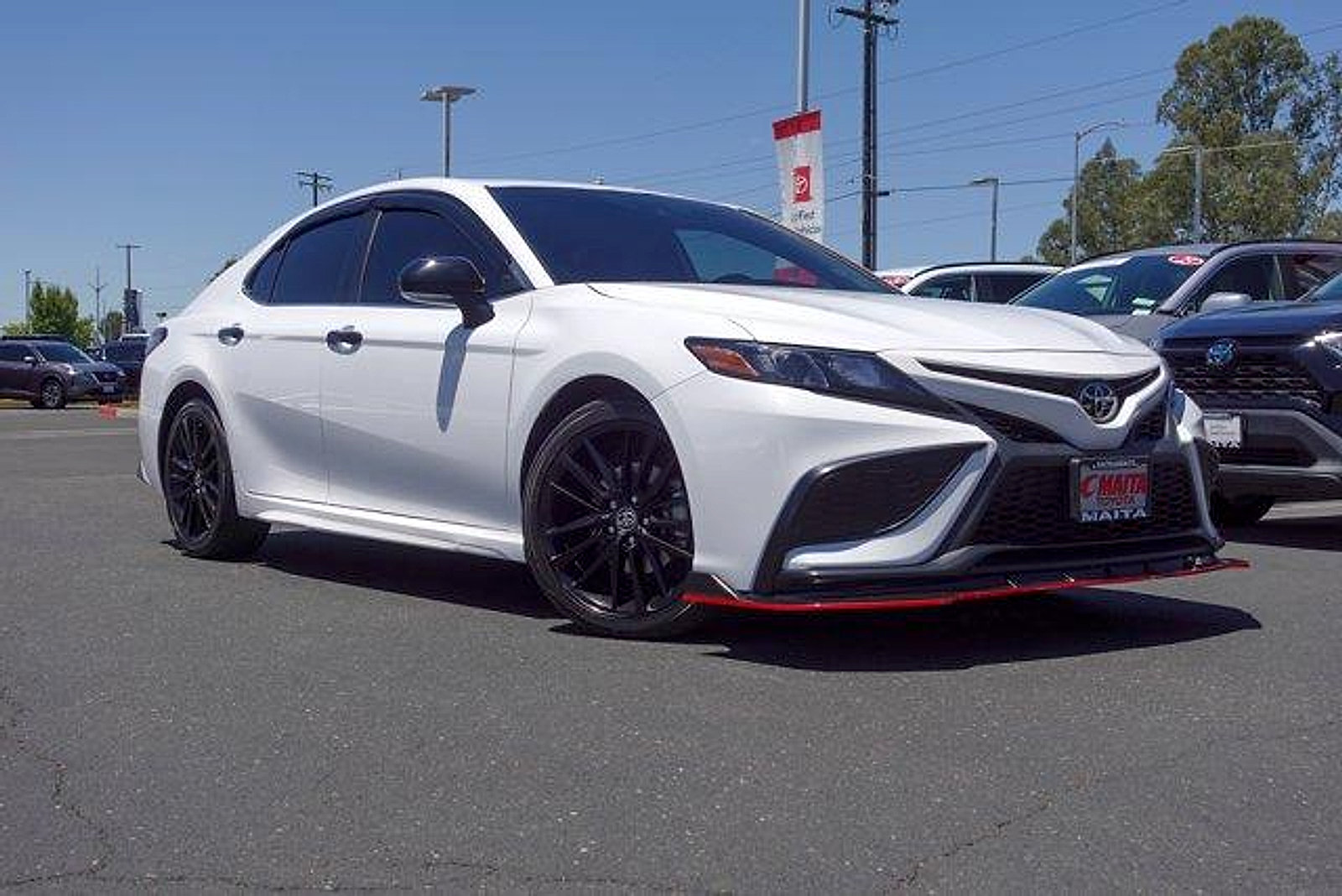 Used 2022 Toyota Camry SE FWD image 1
