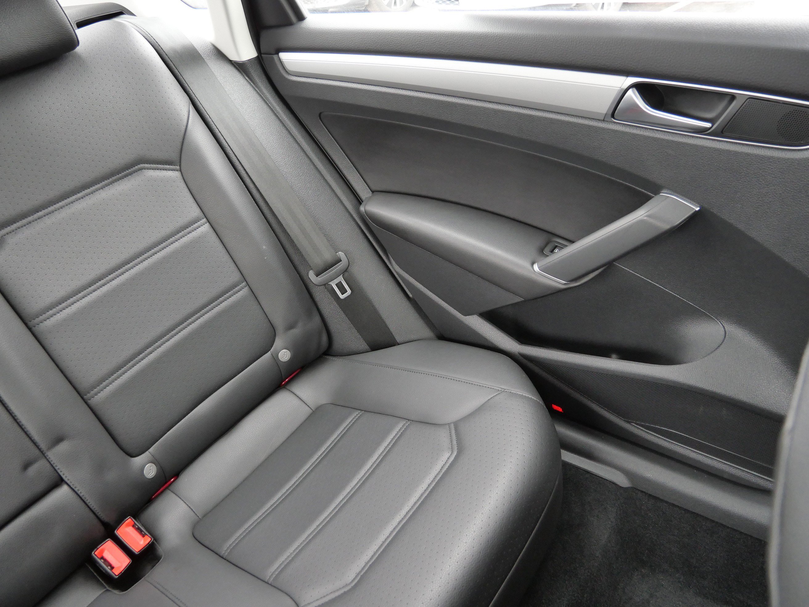 Used 2019 Volkswagen Passat 2.0T Wolfsburg image 14