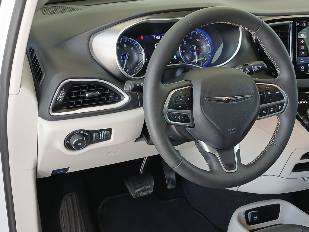 Used 2024 Chrysler Pacifica Touring-L FWD image 18