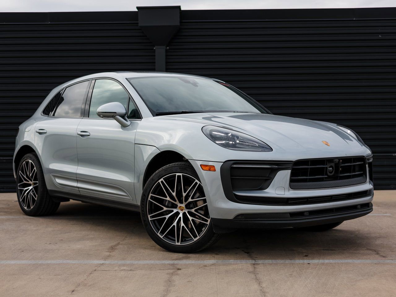 Certified 2025 Porsche Macan image 9
