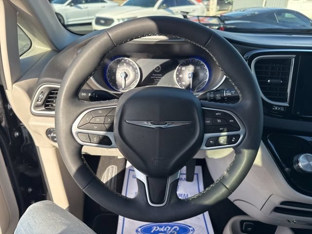 Used 2024 Chrysler Pacifica Touring-L FWD image 23