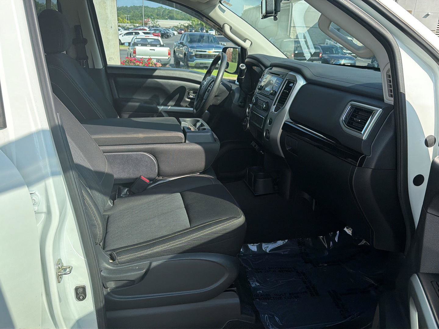 Used 2017 Nissan Titan SV AWD/4WD image 13