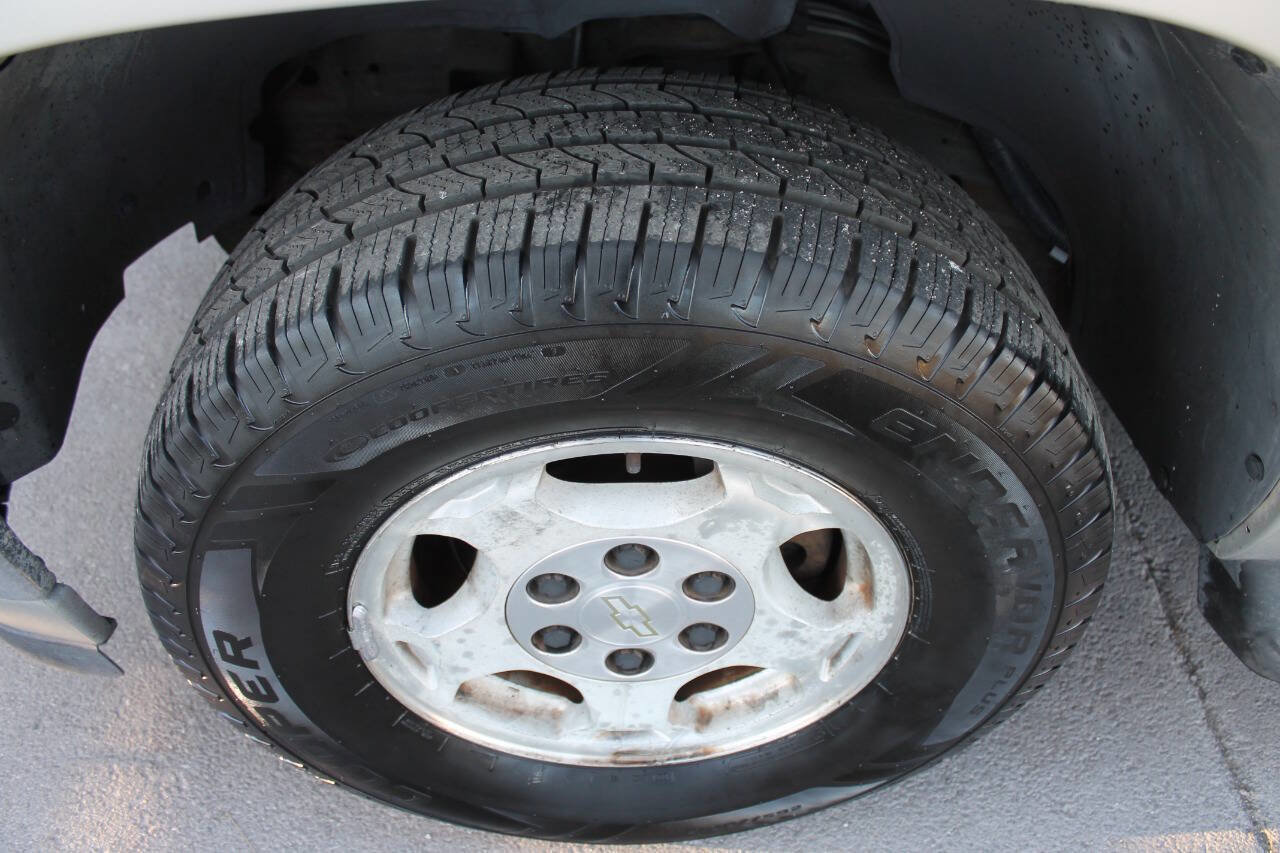 Used 2005 Chevrolet Suburban LS image 10