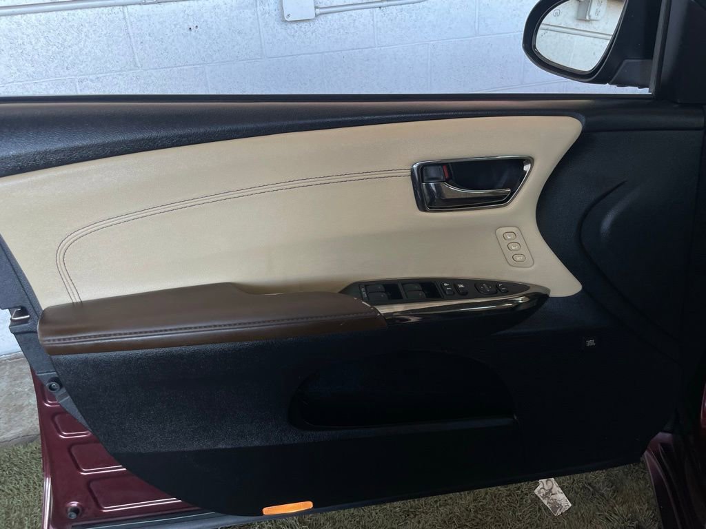 Used 2016 Toyota Avalon Limited image 29