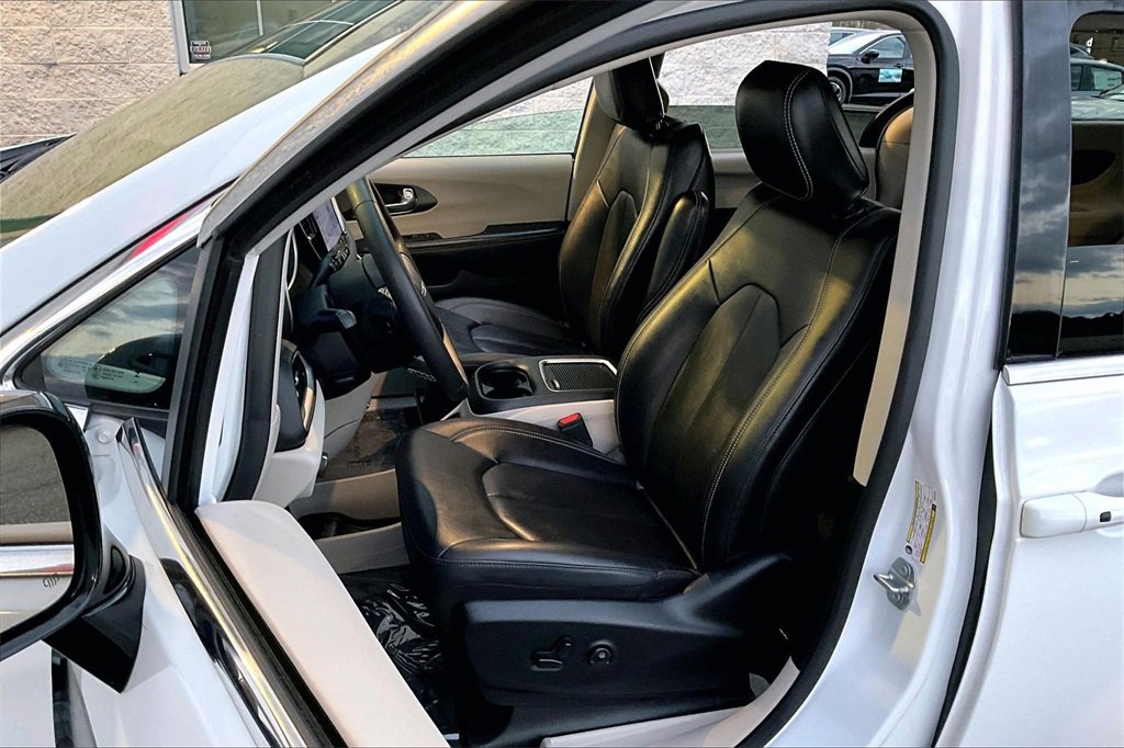 Used 2024 Chrysler Pacifica Touring-L image 18