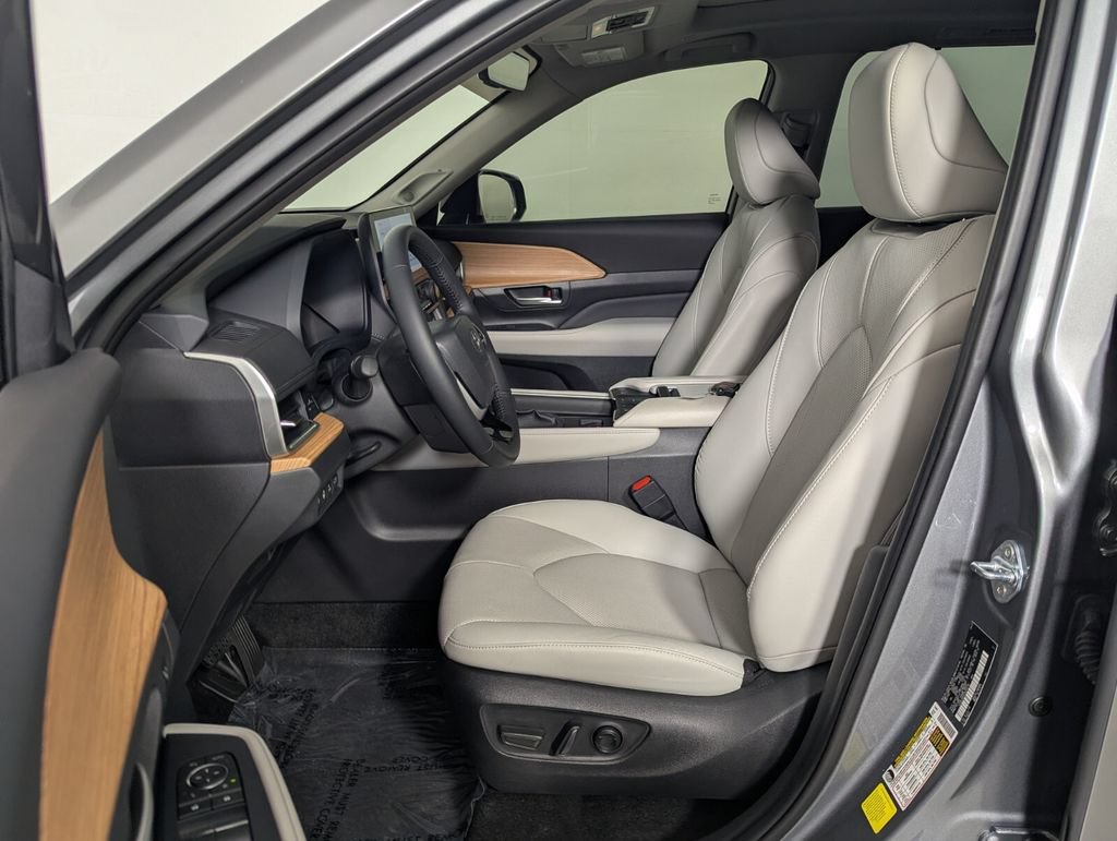 Used 2025 Toyota Grand Highlander AWD Hybrid image 14