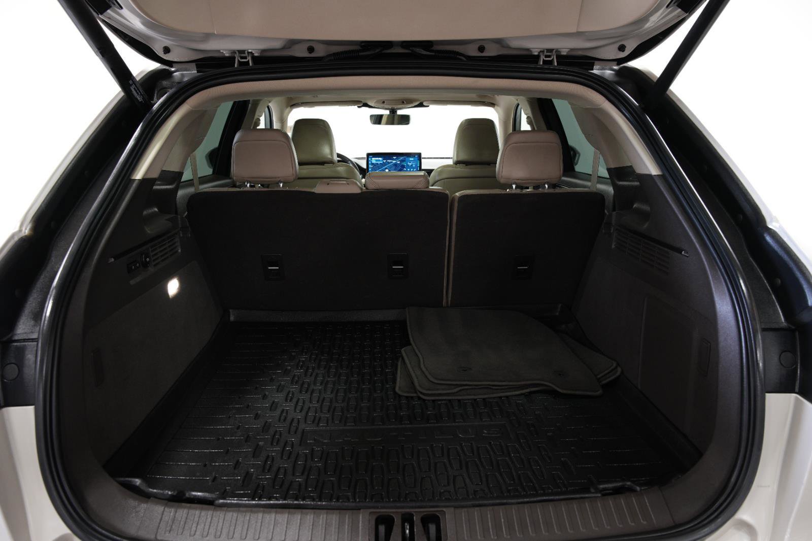 Used 2022 Lincoln Nautilus Reserve image 13