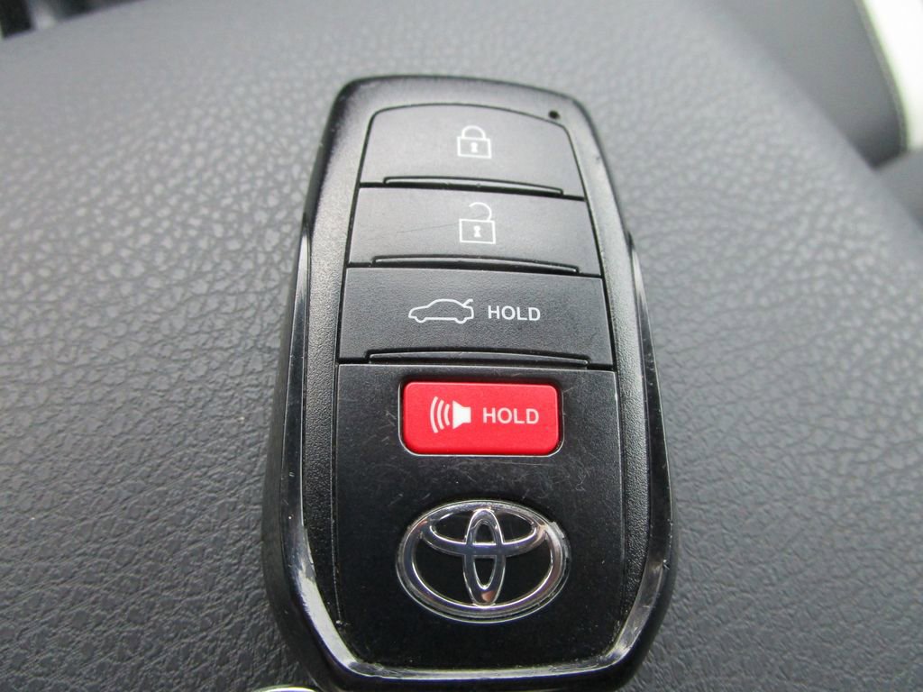 Used 2025 Toyota Camry SE image 40