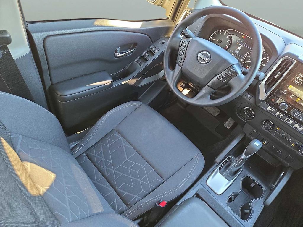 Used 2025 Nissan Frontier SV AWD/4WD image 16