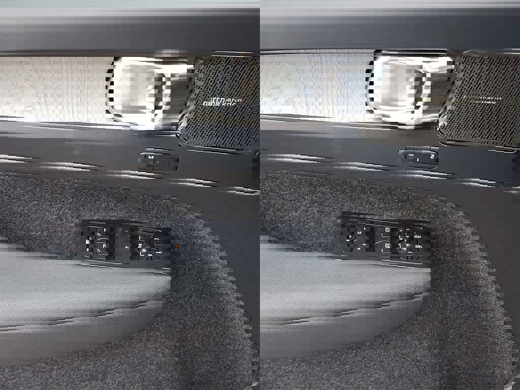 Used 2023 Volvo XC40 B5 Ultimate w/ Protection Package Premier image 10