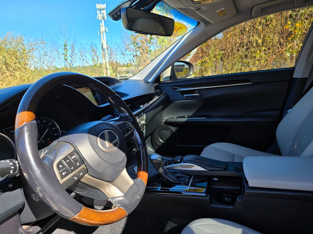 Used 2016 Lexus ES 300h image 26