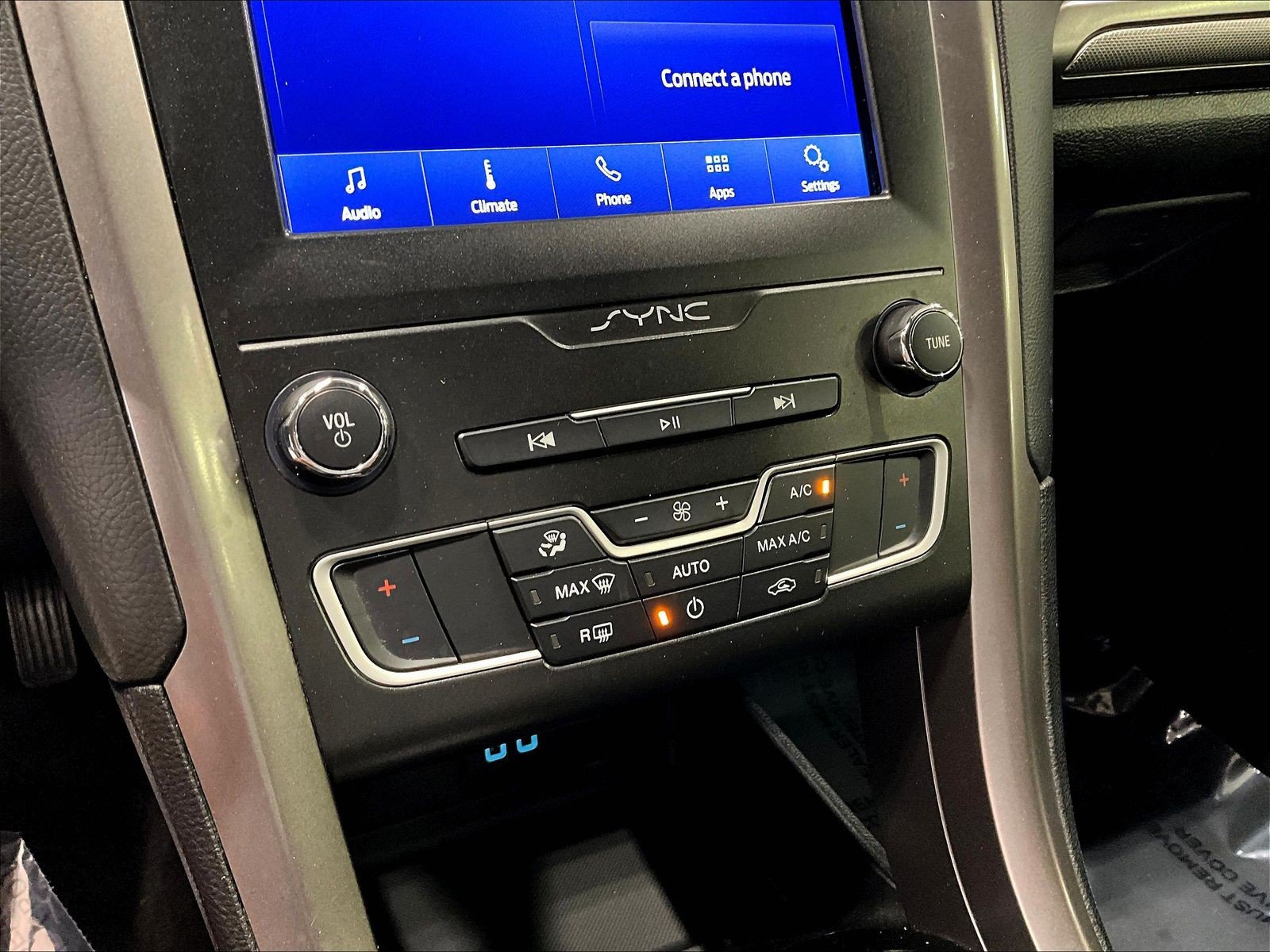 Used 2020 Ford Fusion SE FWD image 14