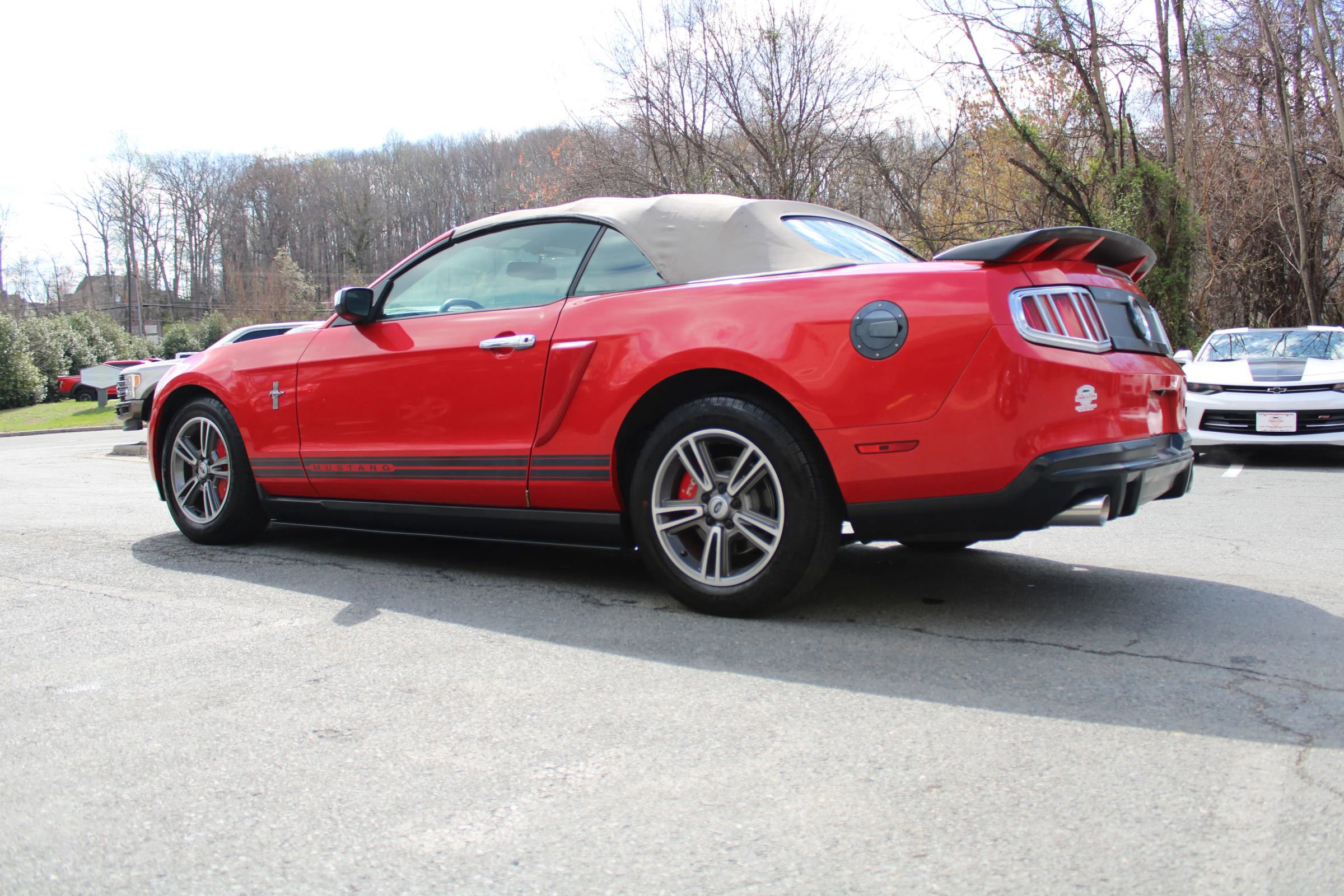 Used 2010 Ford Mustang Convertible image 4