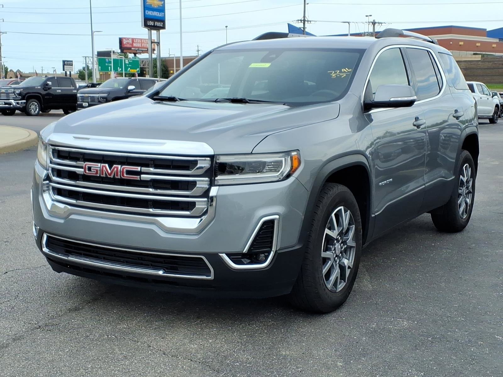 Used 2023 GMC Acadia SLT w/ LPO, Floor Liner Package FWD image 2