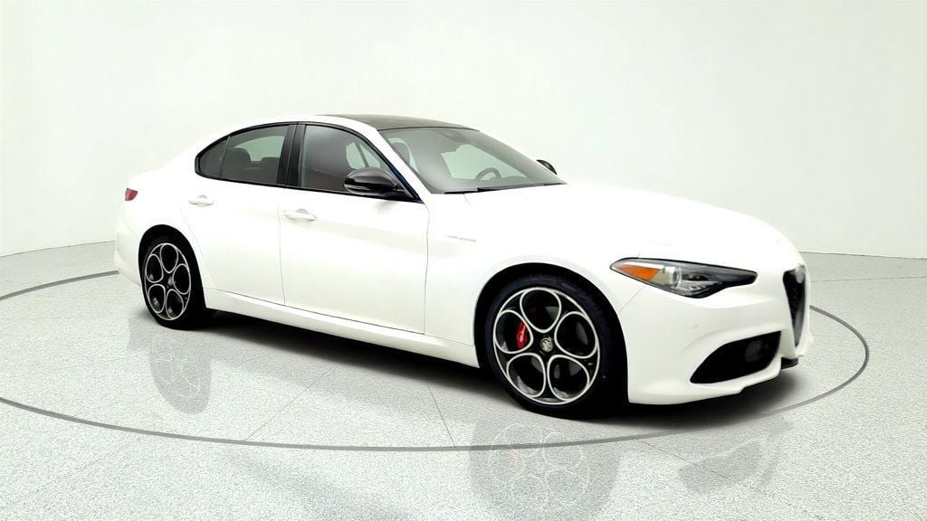 Used 2023 Alfa Romeo Giulia Veloce AWD/4WD image 3