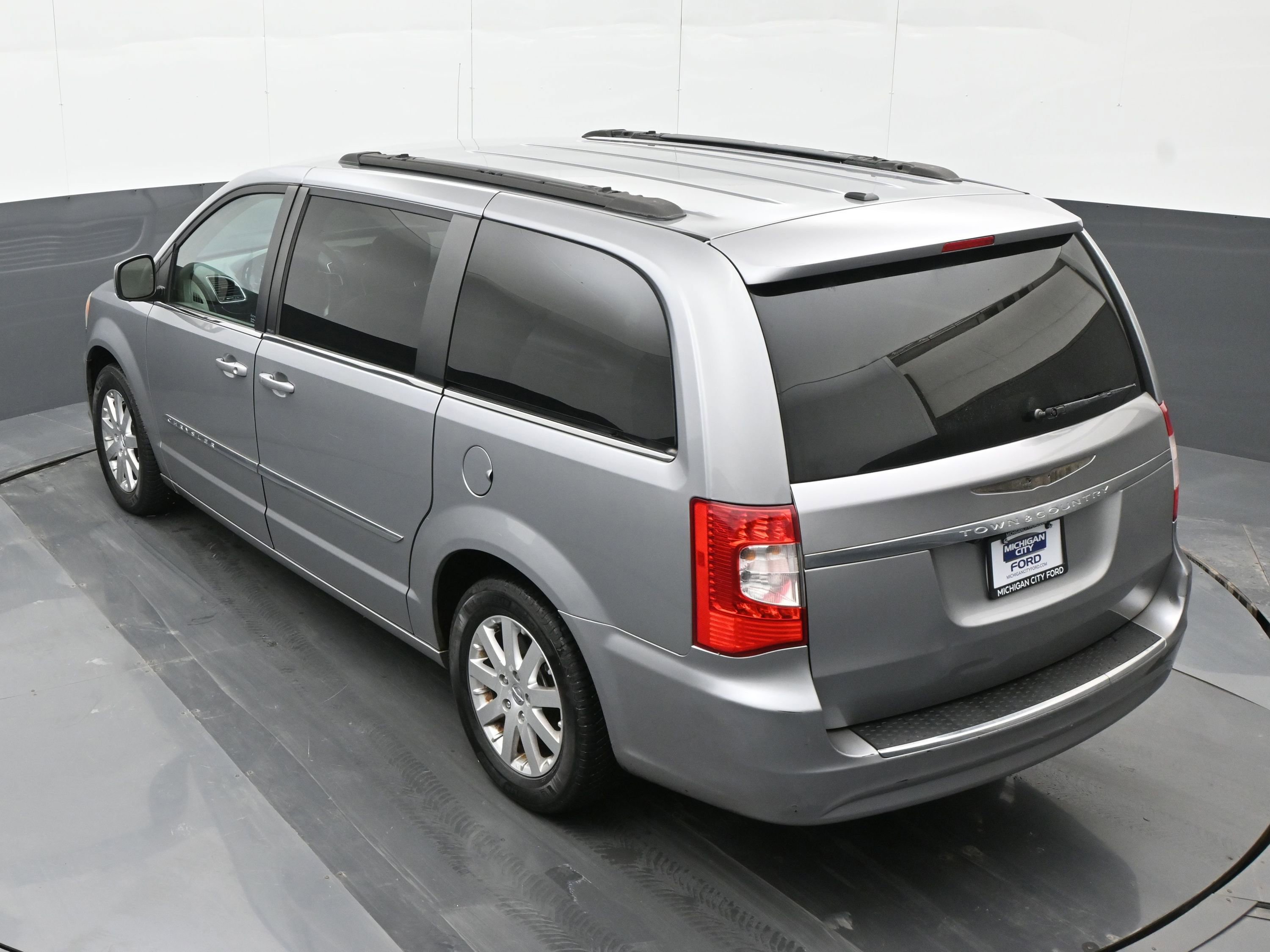 Used 2013 Chrysler Town & Country Touring image 34
