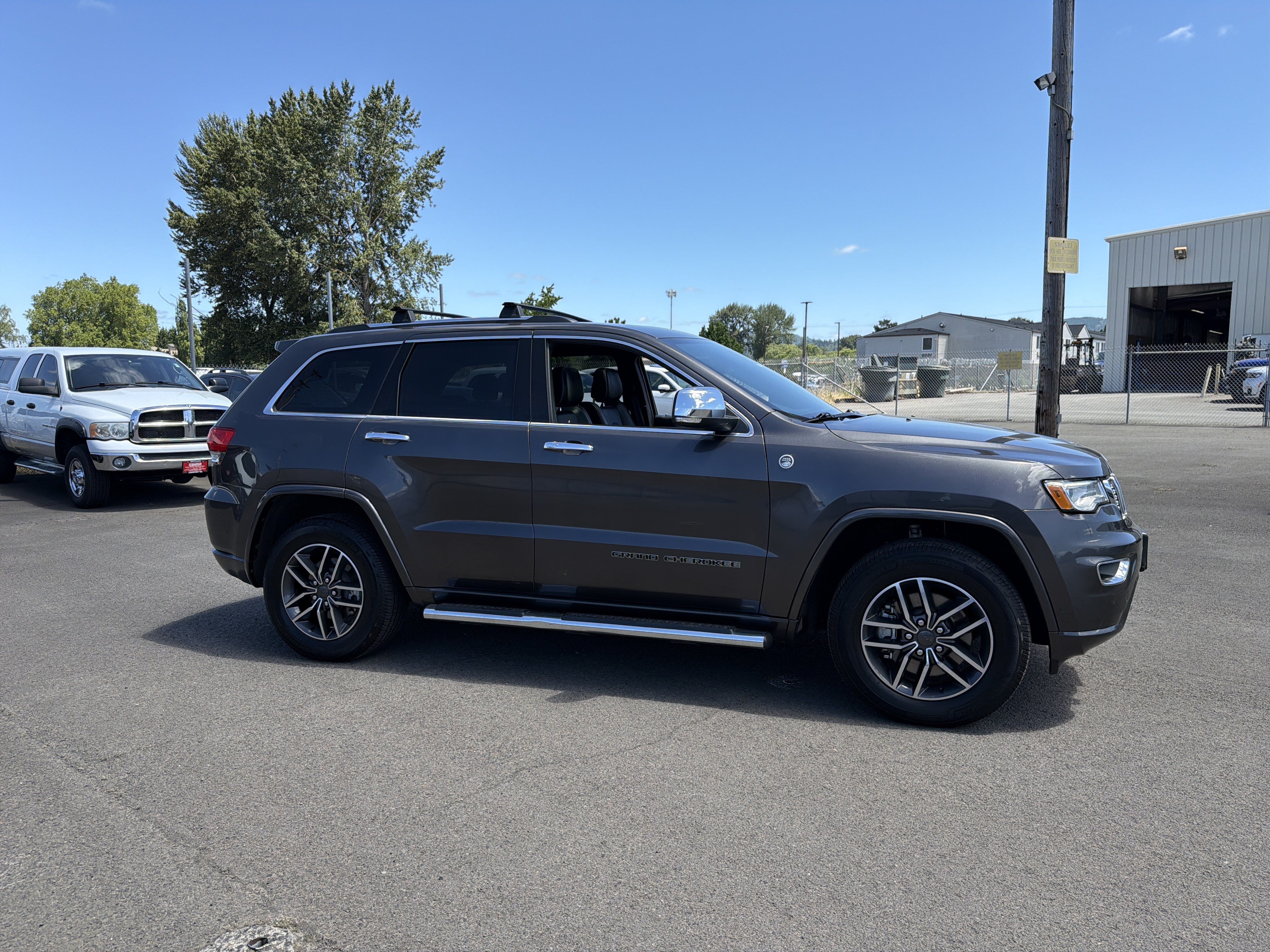 Used 2019 Jeep Grand Cherokee Overland AWD/4WD image 6