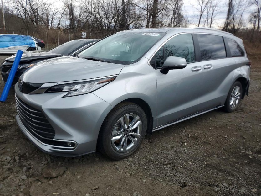 Used 2024 Toyota Sienna Limited image 2