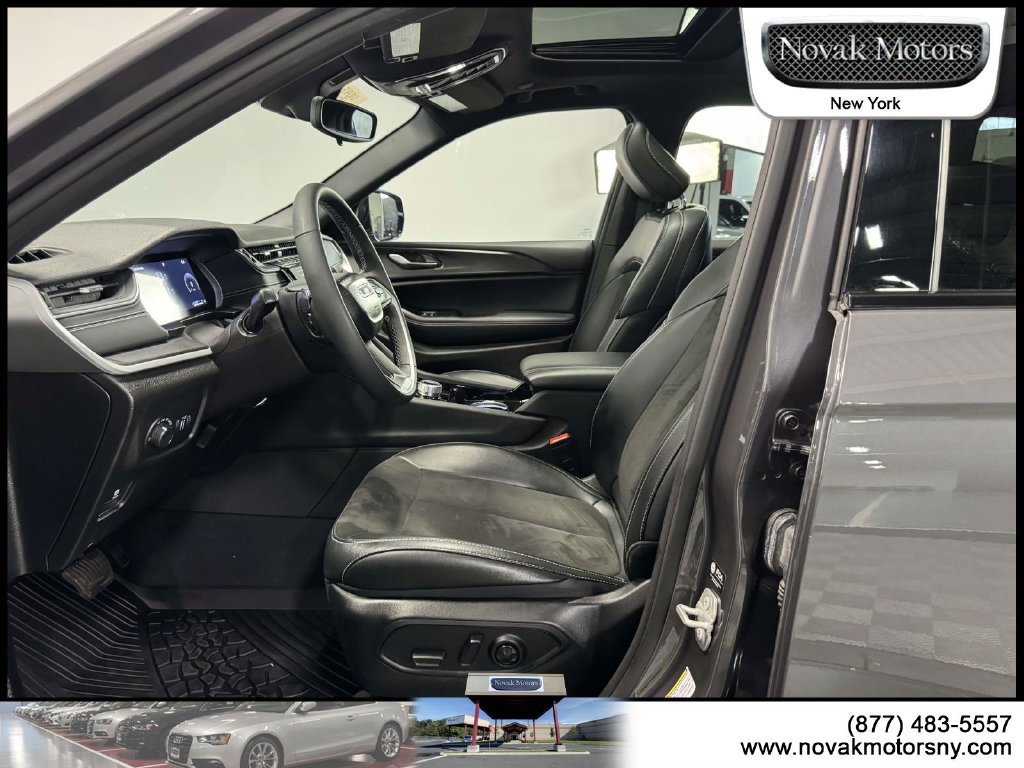 Used 2023 Jeep Grand Cherokee Altitude AWD/4WD image 17