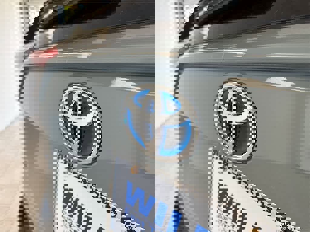 Used 2021 Toyota RAV4 XLE w/ Convenience Package image 12