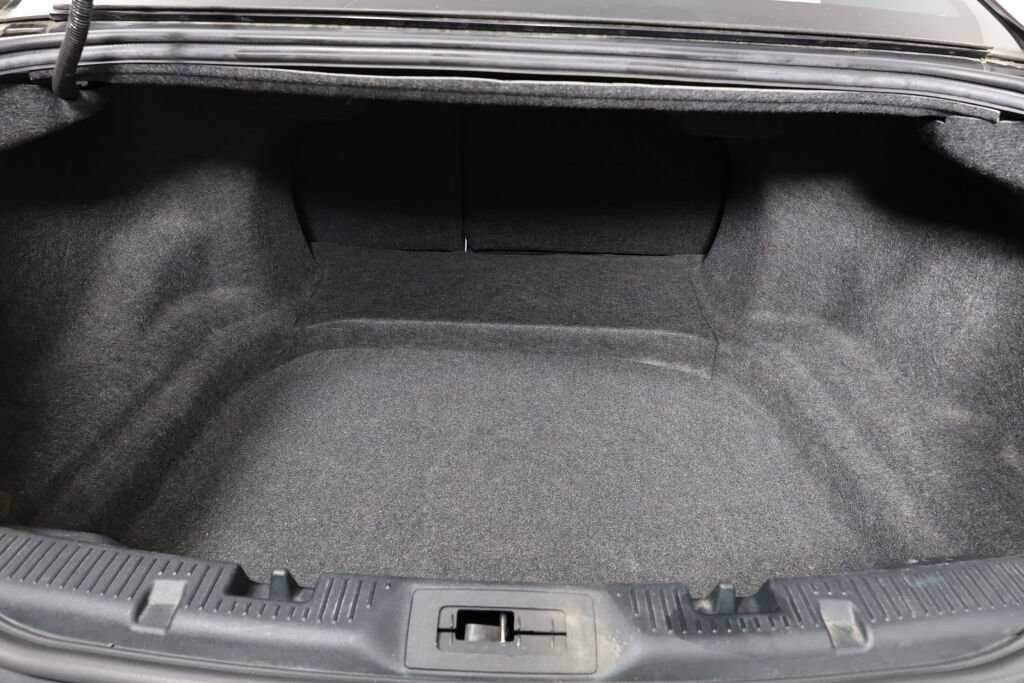 Used 2015 Ford Taurus SEL image 18