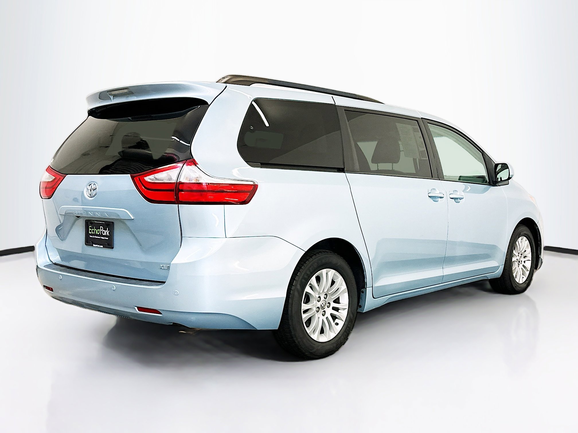 Used 2017 Toyota Sienna XLE w/ XLE Navigation Package FWD image 9