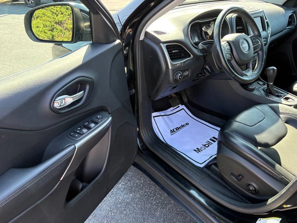 Used 2019 Jeep Cherokee Latitude Plus w/ Cold Weather Group AWD/4WD image 23
