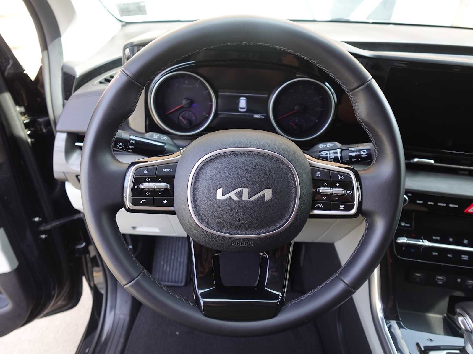 Used 2024 Kia Carnival EX image 16