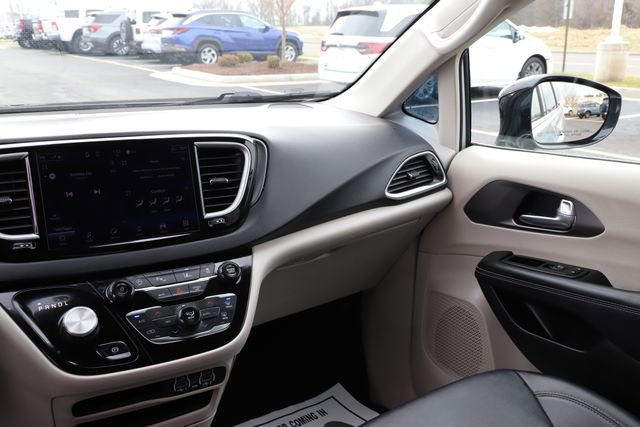 Used 2024 Chrysler Pacifica Touring-L FWD image 26