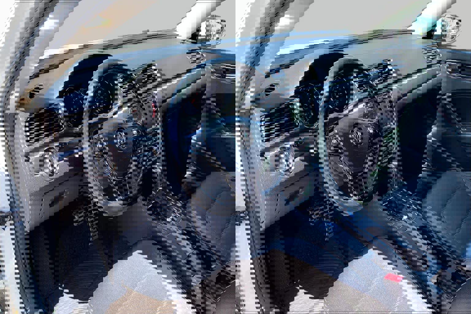 Used 2018 Volkswagen Passat 2.0T R-Line w/ R-Line Lighting Package FWD image 17