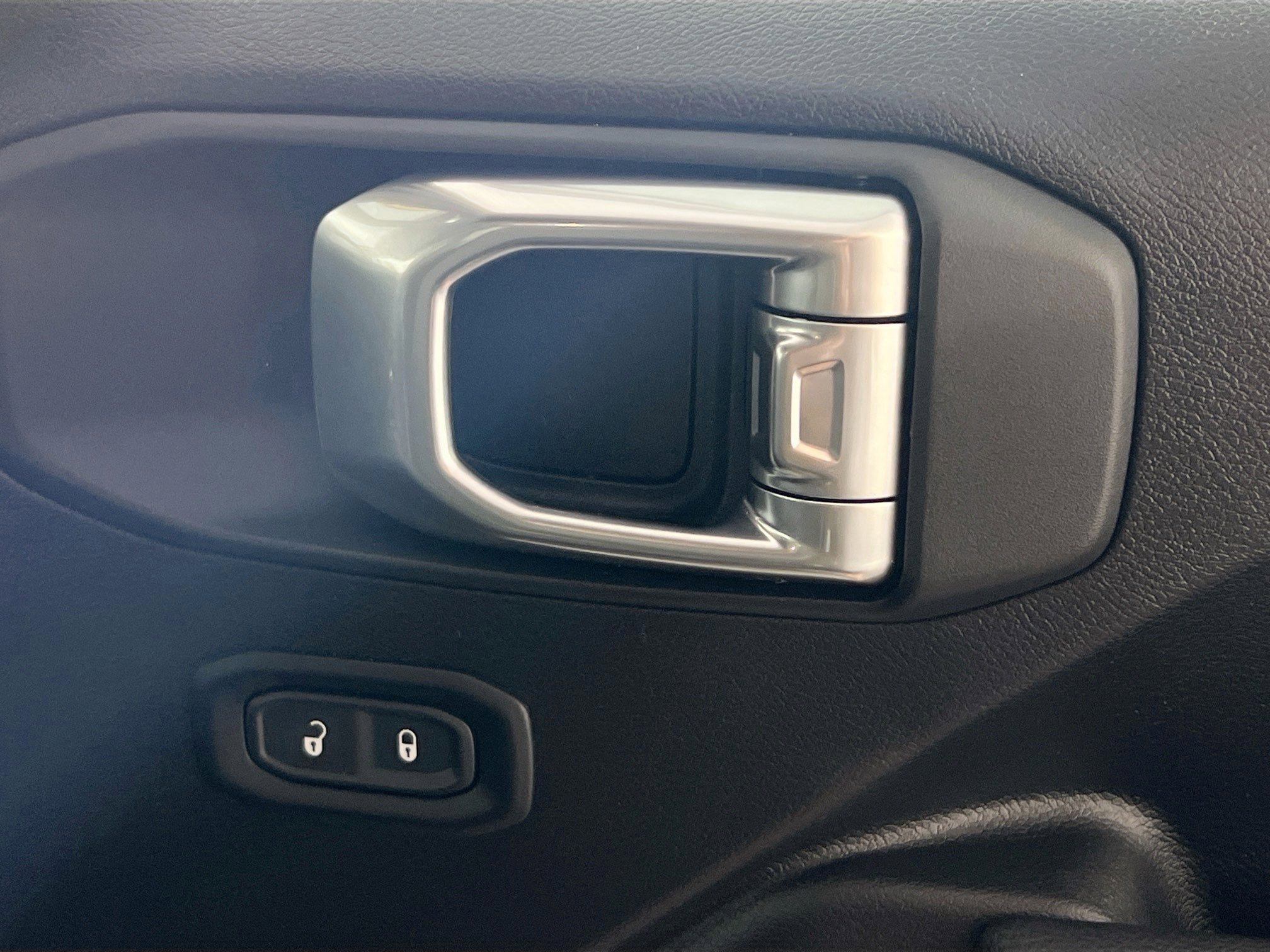 Used 2023 Jeep Wrangler Sport S image 32