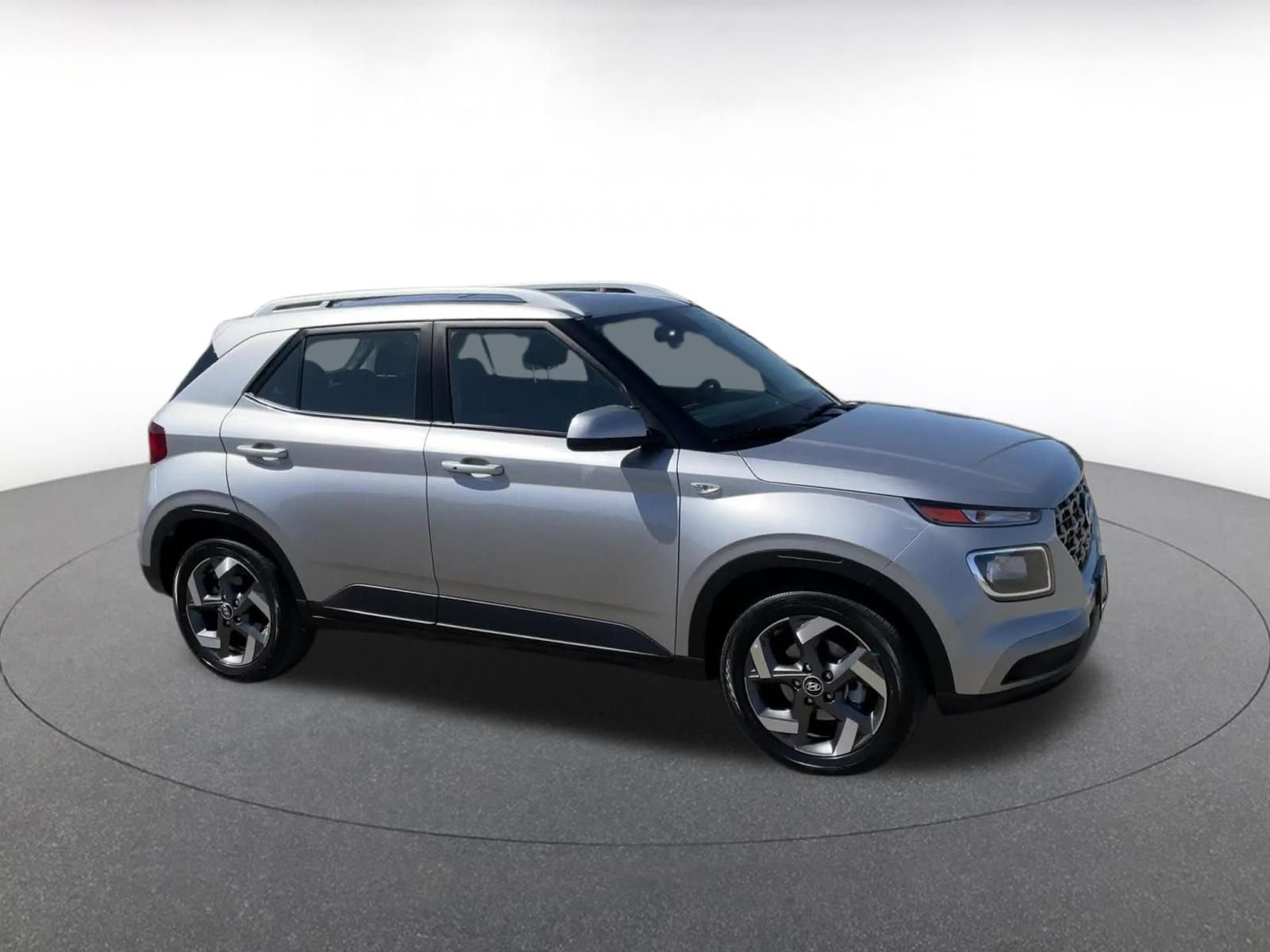 Used 2025 Hyundai Venue SEL image 2