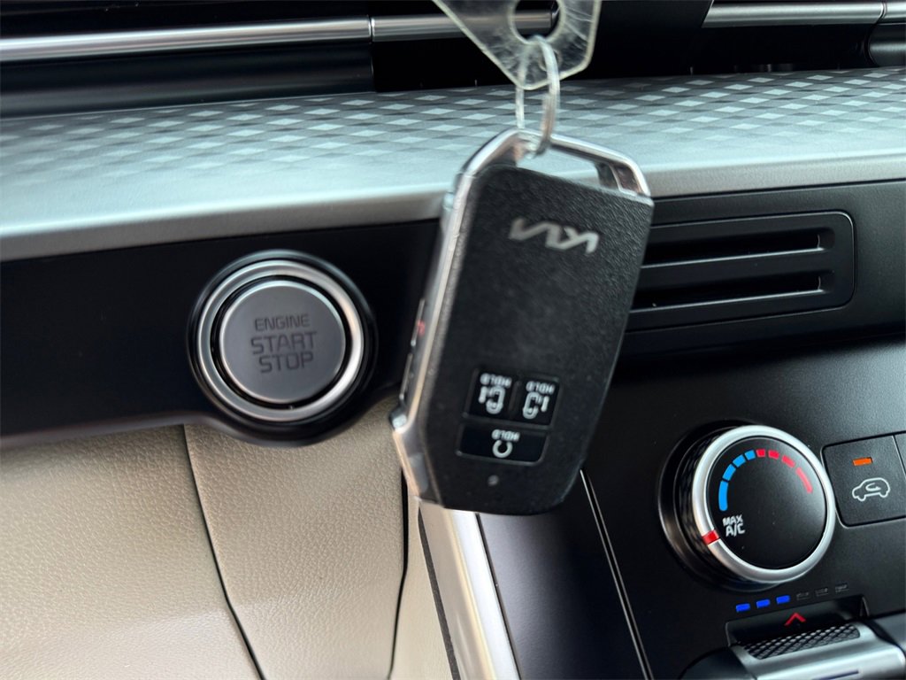 Used 2024 Kia Carnival LX image 32