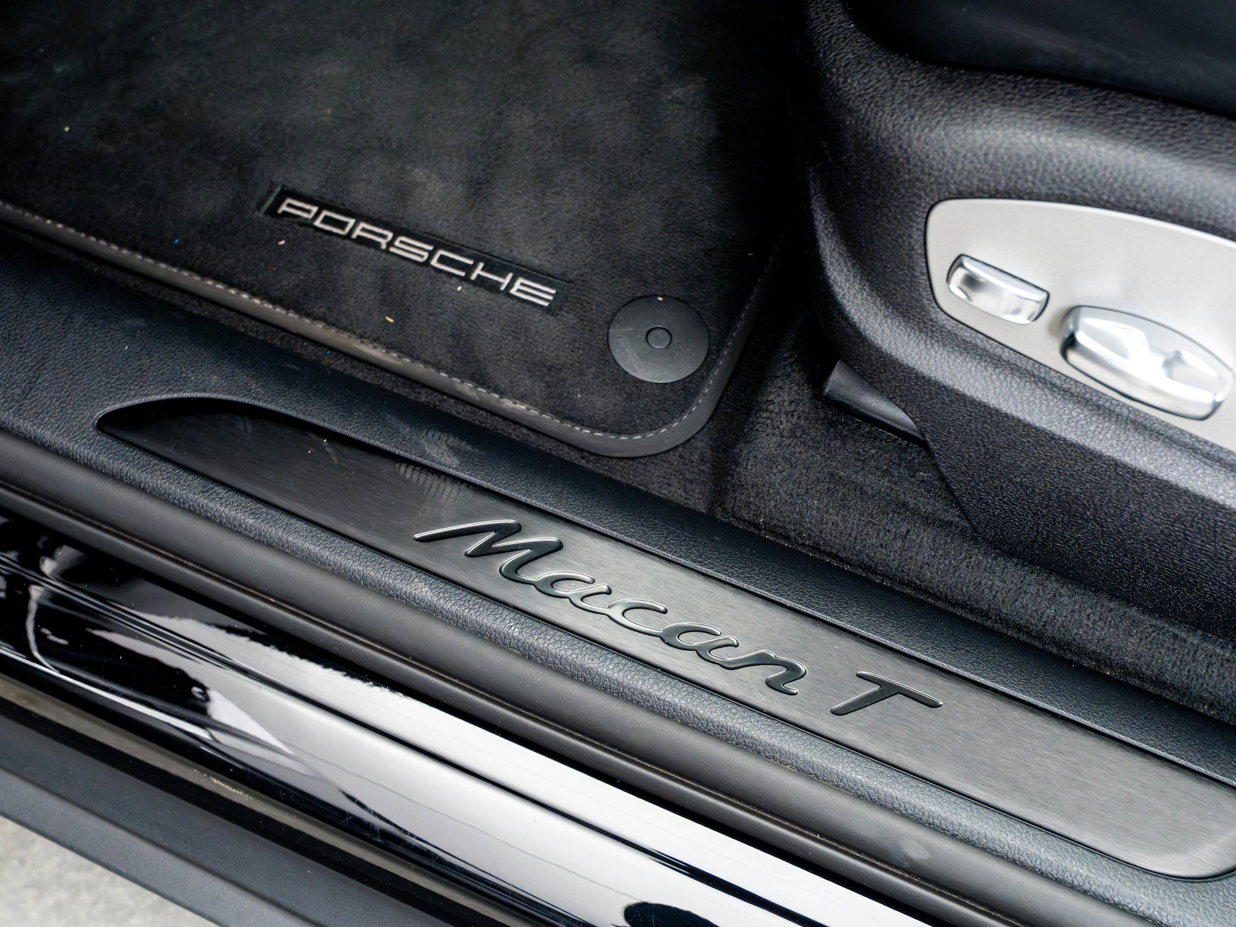 Certified 2025 Porsche Macan Turbo image 32