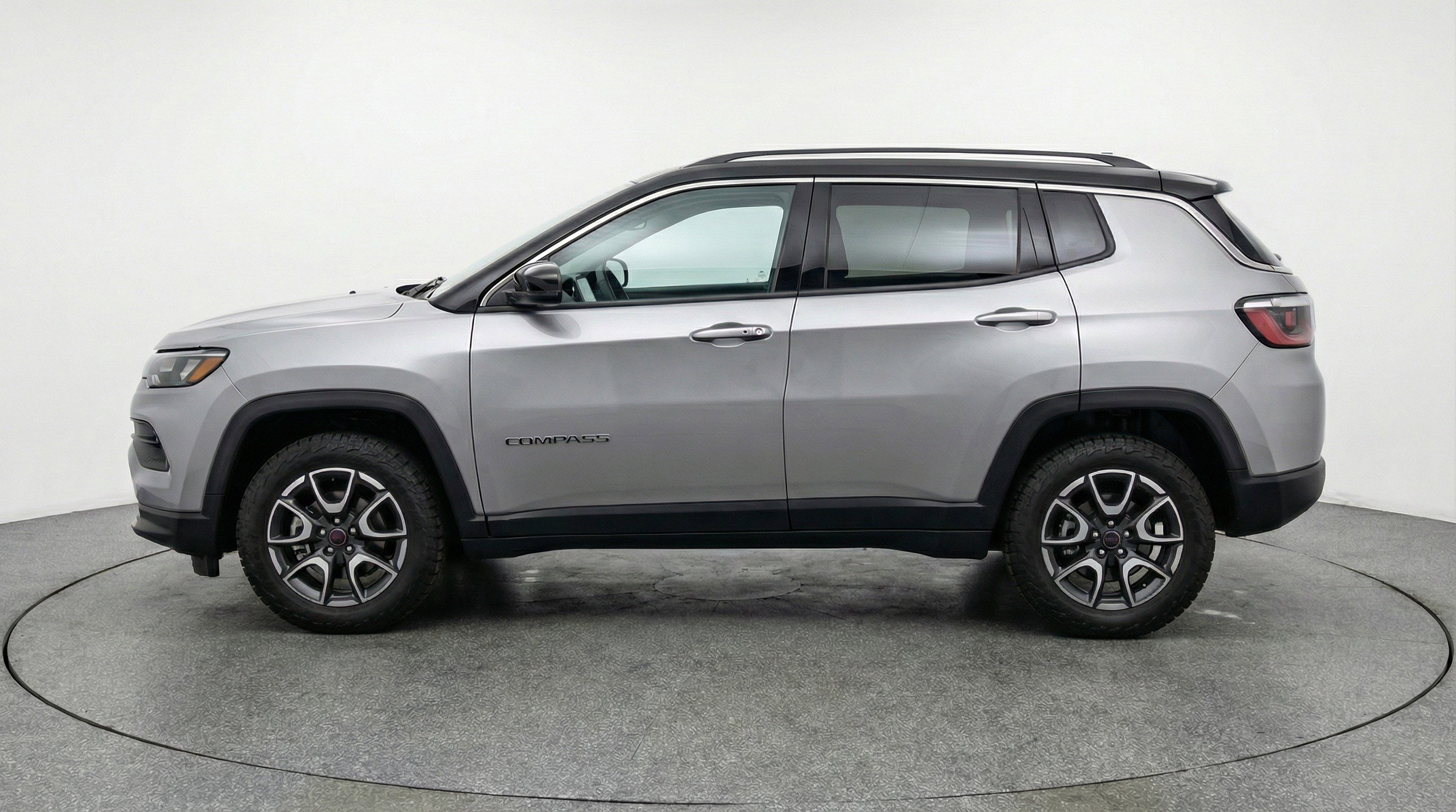 Used 2025 Jeep Compass Trailhawk AWD/4WD image 5