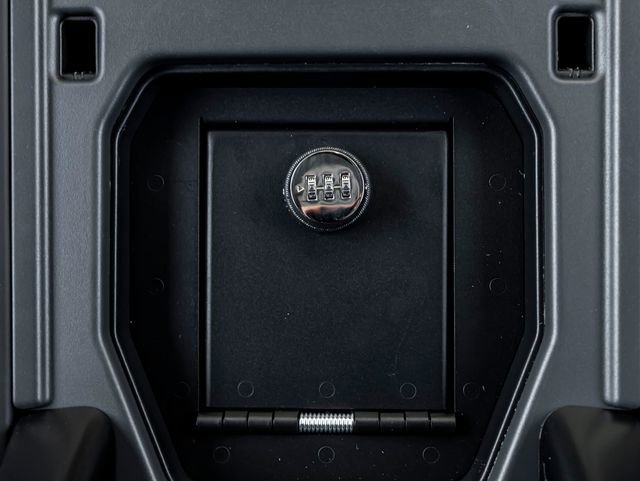 Used 2025 Land Rover Defender 90 X-Dynamic SE image 29